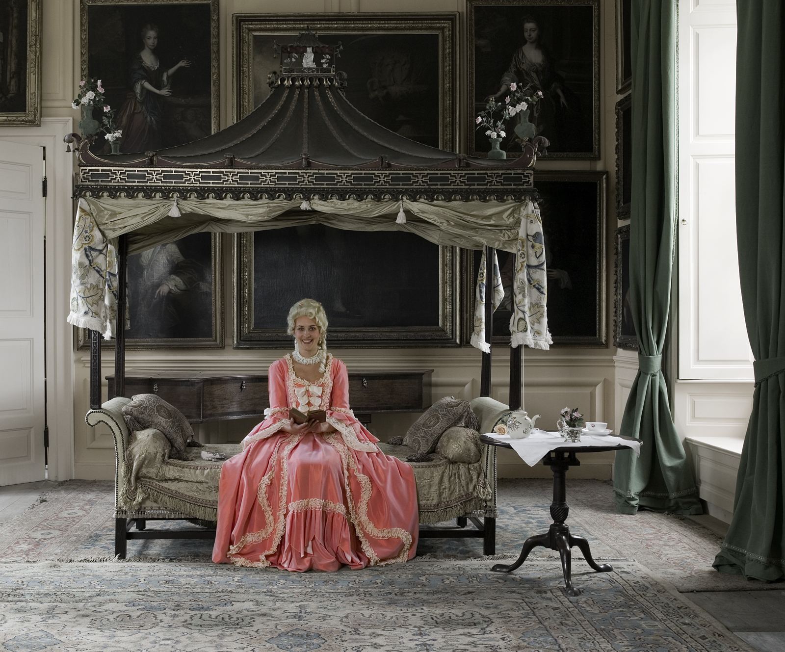 Elegant Chinese sofa by Thomas Chippendale. Model from the Georgian Dance Society